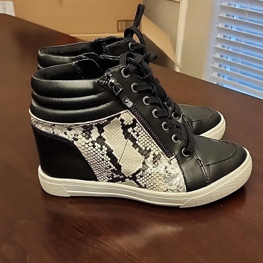 Aldo Black Ankle Booties with Side Animal Print Design. sz 7.5